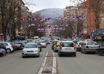 Ndonëse kanë kaluar 20 vjet nga përfundimi i luftës dhe 11 vjet nga shpallja e pavarësisë së Kosovës, Mitrovica ende mbetet një qytet i ndarë. Në pjesën jugore të qytetit jetojnë shqiptarë, ndërsa në pjesën veriore të tij jetojnë kryesisht serbë. Pavarësisht se plani i Ahtisarit dhe decentralizimit të pushtetit qyteti është i ndarë në dy komuna dhe akoma ka pengesa fizike të cilat e ndajnë qytetin. ( Erkin Keçi - Anadolu Agency )