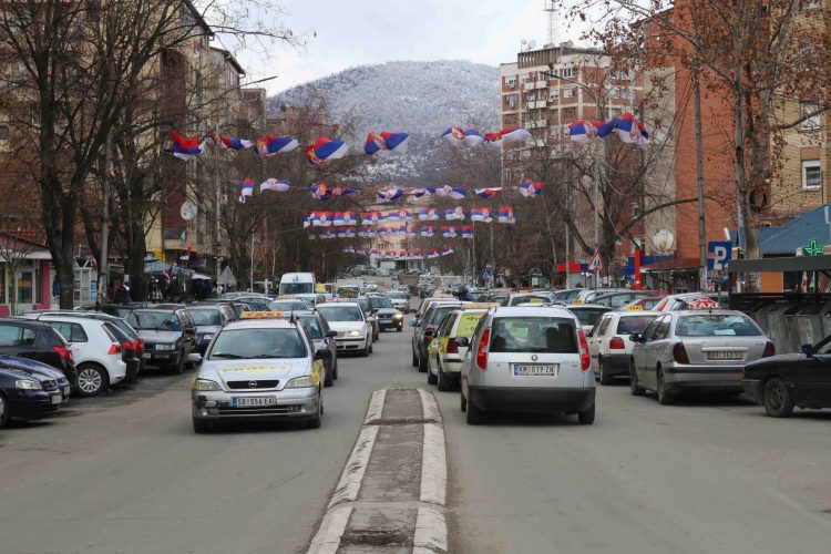 Ndonëse kanë kaluar 20 vjet nga përfundimi i luftës dhe 11 vjet nga shpallja e pavarësisë së Kosovës, Mitrovica ende mbetet një qytet i ndarë. Në pjesën jugore të qytetit jetojnë shqiptarë, ndërsa në pjesën veriore të tij jetojnë kryesisht serbë. Pavarësisht se plani i Ahtisarit dhe decentralizimit të pushtetit qyteti është i ndarë në dy komuna dhe akoma ka pengesa fizike të cilat e ndajnë qytetin. ( Erkin Keçi - Anadolu Agency )