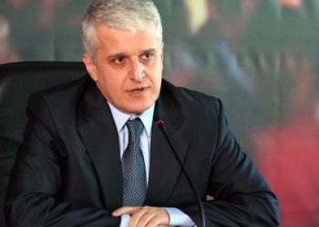 Deputeti i PS Pandeli Majko, duke folur gjate nje konference shtypi, ku e ka cilesuar si shkelje te ligjit takimin qe ka bere sot kryeministri Sali Berisha me gjeneralet e forcave te ushtrise.