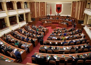 SEANCE E JASHTEZAKONSHME E PARLAMENTIT - /r/n/r/nEXTRAORDINARY PARLIAMENTARY SESSION -