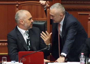 Kryetari i Kuvendit Ilir Meta dhe Kryeministri Edi Rama, gjate nje seance parlamentare, ku eshte miratuar projektligji Per regjistrimin, klasifikimin, menyren e perdorimit dhe kontrollin te mjeteve lundruese me motor me tonazh nen 20 NT.