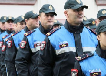 Forca te policise gjate ceremonise se prezantimit te uniformave te reja per 9 mije police, te sponzorizuara nga shteti turk./r/n/r/nPolice forces at the presentation ceremony of the new uniforms for 9 thousands policeman, sponsored by the Turkish state.