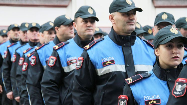 Forca te policise gjate ceremonise se prezantimit te uniformave te reja per 9 mije police, te sponzorizuara nga shteti turk./r/n/r/nPolice forces at the presentation ceremony of the new uniforms for 9 thousands policeman, sponsored by the Turkish state.