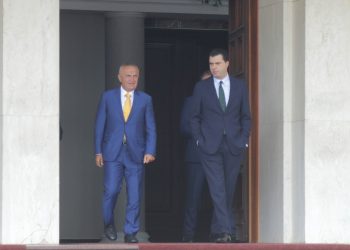 Presidenti Ilir Meta duke percjelle Kreun e PD, Lulzim Basha, i cili po del nga presidenca pas nje takimi ku diskutuan mbi ndryshimet kushtetuese qe kane te bejne me listat e hapura dhe ndalimin e koalicioneve parazgjedhedhore.
/r/n/r/nPresident Ilir Meta walks out from the presidency the Leader of the Democratic Party, Lulzim Basha, after they discussed the constitutional changes related to open lists and the ban on pre-election coalitions.