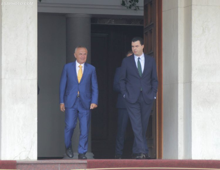 Presidenti Ilir Meta duke percjelle Kreun e PD, Lulzim Basha, i cili po del nga presidenca pas nje takimi ku diskutuan mbi ndryshimet kushtetuese qe kane te bejne me listat e hapura dhe ndalimin e koalicioneve parazgjedhedhore.
/r/n/r/nPresident Ilir Meta walks out from the presidency the Leader of the Democratic Party, Lulzim Basha, after they discussed the constitutional changes related to open lists and the ban on pre-election coalitions.