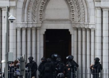 French members of the elite tactical police unit RAID enter to search the Basilica of Notre-Dame de Nice after a knife attack in Nice on October 29, 2020. - France's national anti-terror prosecutors said Thursday they have opened a murder inquiry after a man killed three people at a basilica in central Nice and wounded several others. The city's mayor, Christian Estrosi, told journalists at the scene that the assailant, detained shortly afterwards by police, "kept repeating 'Allahu Akbar' (God is Greater) even while under medication." He added that President Emmanuel Macron would be arriving shortly in Nice. (Photo by Valery HACHE / AFP) (Photo by VALERY HACHE/AFP via Getty Images)