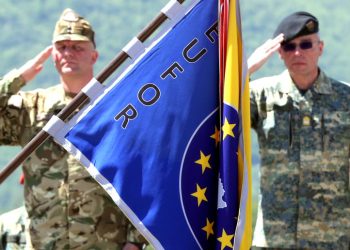 epa09939970 Brigadier General Zoltan Somogyi (L) and Major General Anton Wessely (R), Commander of EUFOR salute during the handover ceremony of the Chief of Staff of EUFOR, in Sarajevo, Bosnia and Herzegovina, 11 May 2022.  EPA-EFE/FEHIM DEMIR