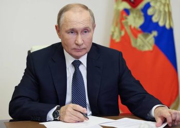 MOSCOW REGION, RUSSIA - OCTOBER 5, 2022. Russias President Vladimir Putin is seen in his office in the Novo-Ogaryovo residence during a videoconference meeting with the winners and finalists of the 2022 edition of the Teacher of the Year national contest. Gavriil Grigorov/POOL/TASS

Ðîññèÿ. Ìîñêîâñêàÿ îáëàñòü. Ïðåçèäåíò Ðîññèè Âëàäèìèð Ïóòèí âî âðåìÿ âñòðå÷è ñ ëàóðåàòàìè è ôèíàëèñòàìè ìåæäóíàðîäíîãî êîíêóðñà "Ó÷èòåëü ãîäà" â ðåæèìå âèäåîêîíôåðåíöèè â Íîâî-Îãàðåâî. Ãàâðèèë Ãðèãîðîâ/POOL/ÒÀÑÑ