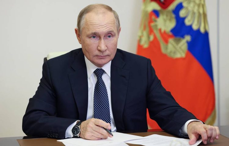 MOSCOW REGION, RUSSIA - OCTOBER 5, 2022. Russias President Vladimir Putin is seen in his office in the Novo-Ogaryovo residence during a videoconference meeting with the winners and finalists of the 2022 edition of the Teacher of the Year national contest. Gavriil Grigorov/POOL/TASS

Ðîññèÿ. Ìîñêîâñêàÿ îáëàñòü. Ïðåçèäåíò Ðîññèè Âëàäèìèð Ïóòèí âî âðåìÿ âñòðå÷è ñ ëàóðåàòàìè è ôèíàëèñòàìè ìåæäóíàðîäíîãî êîíêóðñà "Ó÷èòåëü ãîäà" â ðåæèìå âèäåîêîíôåðåíöèè â Íîâî-Îãàðåâî. Ãàâðèèë Ãðèãîðîâ/POOL/ÒÀÑÑ