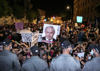 Israelis protest against Israeli prime minister Benjamin Netanyahu outside Prime Minister official residence in Jerusalem on July 25, 2020. Photo by Olivier Fitoussi
/Flash90 *** Local Caption *** שמאל

משטרה
ירושלים
הפגנה
בלפור