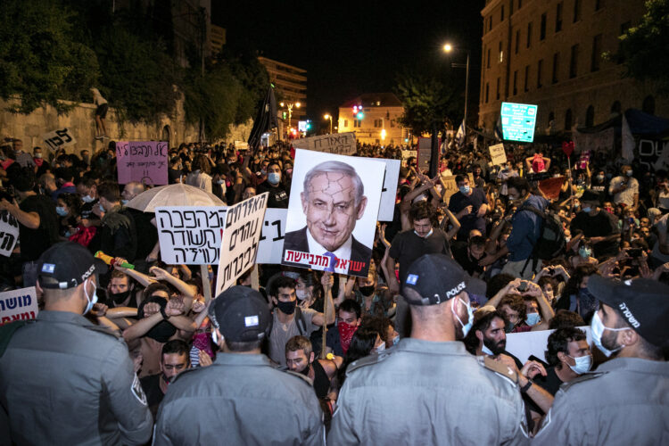 Israelis protest against Israeli prime minister Benjamin Netanyahu outside Prime Minister official residence in Jerusalem on July 25, 2020. Photo by Olivier Fitoussi
/Flash90 *** Local Caption *** שמאל

משטרה
ירושלים
הפגנה
בלפור