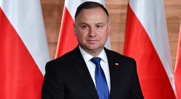 Warszawa, 09.05.2022. Prezydent Rzeczypospolitej Polskiej Andrzej Duda podczas spotkania z przedstawicielami organizacji zrzeszaj¹cych Rodziny Katyñskie, w Muzeum Katyñskim w Warszawie, 9 bm. Podczas wydarzenia prezydent RP ma przedstawiæ formalne kroki ws. upamiêtniania zbrodni katyñskiej. (amb) PAP/Radek Pietruszka