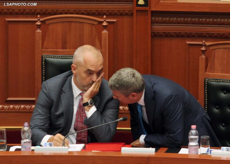 Kryeministri Edi Rama and Ministri i Energjitikes, Damian Gjiknuri, gjate nje seance parlamentare, ku pritet diskutimi dhe miratimi i rishikimit te buxhetit per vitin 2015./r/n/r/nPrime Minister Edi Rama and Damian Gjiknuri, Minister of Energy and Industry, during a parliamentary session.