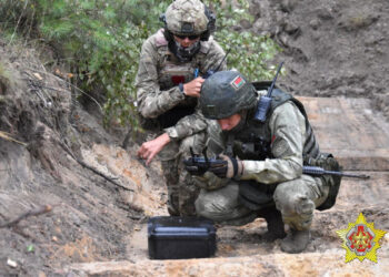 A fighter from Russian Wagner mercenary group and a Belarusian service member take part in a joint training at the Brest military range outside Brest, Belarus, in this still image released July 20, 2023. Belarusian Defence Ministry/Handout via REUTERS ATTENTION EDITORS - THIS IMAGE WAS PROVIDED BY A THIRD PARTY. NO RESALES. NO ARCHIVES. MANDATORY CREDIT.