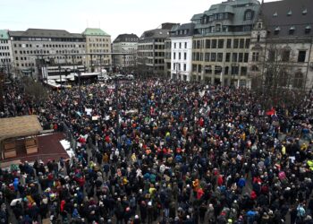 21 January 2024, Bremen: Thousands demonstrate against right-wing extremism on the market square in Bremen. The demonstrations are a reaction to research by the media collective "Correctiv", which uncovered that radical right-wing circles had met with AfD officials and a leading head of the far-right Identitarian Movement in Potsdam in November 2023. Photo: Carmen Jaspersen/dpa