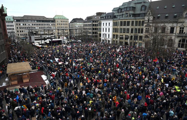 21 January 2024, Bremen: Thousands demonstrate against right-wing extremism on the market square in Bremen. The demonstrations are a reaction to research by the media collective "Correctiv", which uncovered that radical right-wing circles had met with AfD officials and a leading head of the far-right Identitarian Movement in Potsdam in November 2023. Photo: Carmen Jaspersen/dpa