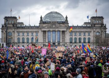 dpatop - Numerous people take part in a demonstration by an alliance "We are the firewall" for democracy and against right-wing extremism in front of the Reichstag building in Berlin. The building is the seat of the German parliament. Photo: Kay Nietfeld/dpa