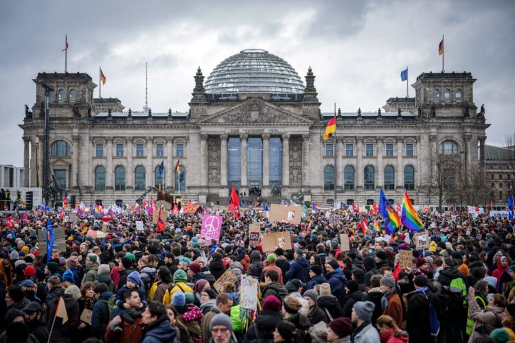 dpatop - Numerous people take part in a demonstration by an alliance "We are the firewall" for democracy and against right-wing extremism in front of the Reichstag building in Berlin. The building is the seat of the German parliament. Photo: Kay Nietfeld/dpa