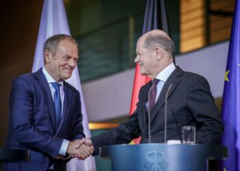 12 February 2024, Berlin: Polish Prime Minister Donald Tusk (L) and German Chancellor Olaf Scholz arrive for a press conference after their meeting at the Federal Chancellery. Photo: Kay Nietfeld/dpa