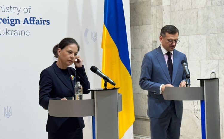 21 May 2024, Ukraine, Kiev: German Foreign Minister Annalena Baerbock (L) and her Ukrainian counterpart Dmytro Kuleba speaks during a press conference after their meeting. Photo: Jörg Blank/dpa