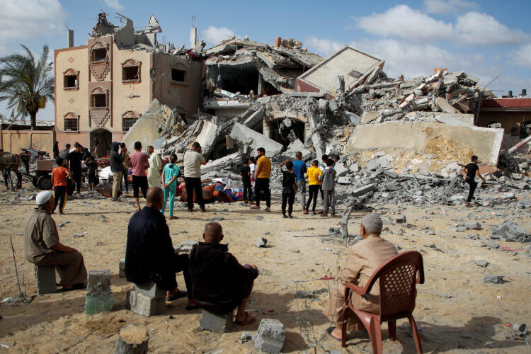 Palestinians look at the site of an Israeli strike on a house, amid the ongoing conflict between Israel and Hamas, in Rafah, in the southern Gaza Strip May 5, 2024. REUTERS/Hatem Khaled