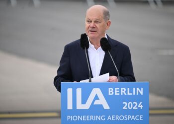 05 June 2024, Brandenburg, Schoenefeld: Germany's Chancellor Olaf Scholz speaks during the opening tour of the International Aerospace Exhibition (ILA) on the grounds of Berlin Brandenburg Airport (BER). Photo: Sebastian Christoph Gollnow/dpa