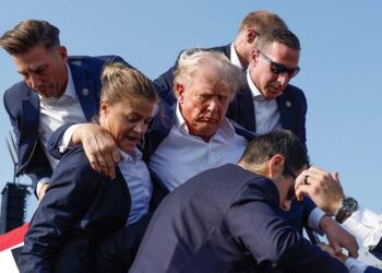 BUTLER, PENNSYLVANIA - JULY 13: Republican presidential candidate former President Donald Trump is rushed offstage by U.S. Secret Service agents after being grazed by a bullet during a rally on July 13, 2024 in Butler, Pennsylvania.   Anna Moneymaker/Getty Images/AFP (Photo by Anna Moneymaker / GETTY IMAGES NORTH AMERICA / Getty Images via AFP)