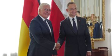 Polish President Andrzej Duda (R) welcomes German President Frank-Walter Steinmeier for talks. Photo: Friedemann Kohler/dpa