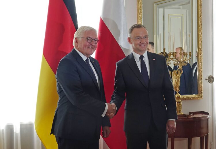 Polish President Andrzej Duda (R) welcomes German President Frank-Walter Steinmeier for talks. Photo: Friedemann Kohler/dpa