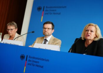 Nancy Faeser (R), Germany's Minister of the Interior and Home Affairs, Marco Buschmann, Germany's Minister of Justice, and Anja Hajduk, State Secretary in the Ministry of Economics, present a security package following the knife attack in Solingen. Photo: Kay Nietfeld/dpa