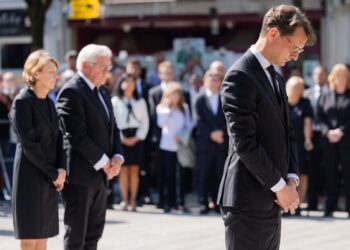 01 September 2024, North Rhine-Westphalia, Solingen: German President Frank-Walter Steinmeier (C), his wife Elke Büdenbender, and Hendrik Wüst (lCDU), Minister President of North Rhine-Westphalia, commemorate the victims of the knife attack at the Solingen city festival at a wreath-laying ceremony at Fronhof. In the suspected Islamist attack in Solingen, an attacker killed three people with a knife at a city festival and injured eight others Photo: Rolf Vennenbernd/dpa