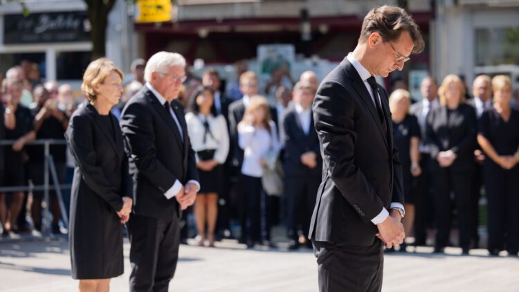 01 September 2024, North Rhine-Westphalia, Solingen: German President Frank-Walter Steinmeier (C), his wife Elke Büdenbender, and Hendrik Wüst (lCDU), Minister President of North Rhine-Westphalia, commemorate the victims of the knife attack at the Solingen city festival at a wreath-laying ceremony at Fronhof. In the suspected Islamist attack in Solingen, an attacker killed three people with a knife at a city festival and injured eight others Photo: Rolf Vennenbernd/dpa