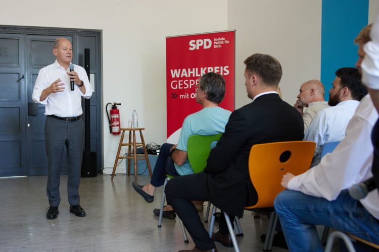 07 September 2024, Brandenburg, Teltow: German Chancellor Olaf Scholz answers questions from citizens at the Jugend-Treff-Teltow as part of his summer trip. Photo: Joerg Carstensen/dpa