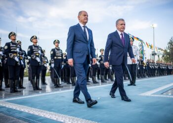 Uzbekistan's President Shavkat Mirziyoyev receives German Chancellor Olaf Scholz (L) with military honors in Samarkand. Photo: Michael Kappeler/dpa