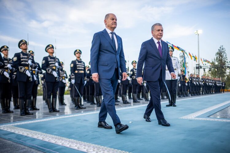 Uzbekistan's President Shavkat Mirziyoyev receives German Chancellor Olaf Scholz (L) with military honors in Samarkand. Photo: Michael Kappeler/dpa