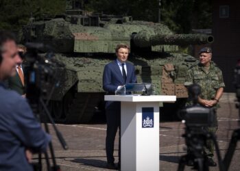 AMERSFOORT - Minister Ruben Brekelmans (Defensie) en staatssecretaris Gijs Tuinman (Defensie) en Commandant der Strijdkrachten Onno Eichelsheim tijdens de presentatie van de Defensienota 2024 op de Bernhardkazerne. Met een grootschalige oorlog in Europa en de toenemende dreigingen in de wereld heeft het kabinet besloten fors te investeren in Defensie. ANP JEROEN JUMELET