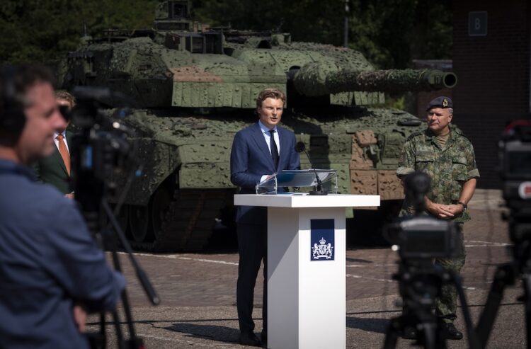 AMERSFOORT - Minister Ruben Brekelmans (Defensie) en staatssecretaris Gijs Tuinman (Defensie) en Commandant der Strijdkrachten Onno Eichelsheim tijdens de presentatie van de Defensienota 2024 op de Bernhardkazerne. Met een grootschalige oorlog in Europa en de toenemende dreigingen in de wereld heeft het kabinet besloten fors te investeren in Defensie. ANP JEROEN JUMELET