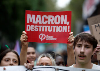 Protesters gather to denounce French President Emmanuel Macron's refusal to name a prime minister from the left-wing New Popular Front coalition, in Paris, France, September 7, 2024. REUTERS/Benoit Tessier