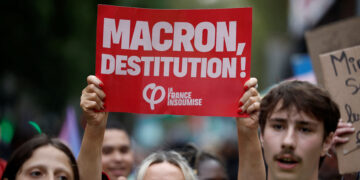 Protesters gather to denounce French President Emmanuel Macron's refusal to name a prime minister from the left-wing New Popular Front coalition, in Paris, France, September 7, 2024. REUTERS/Benoit Tessier