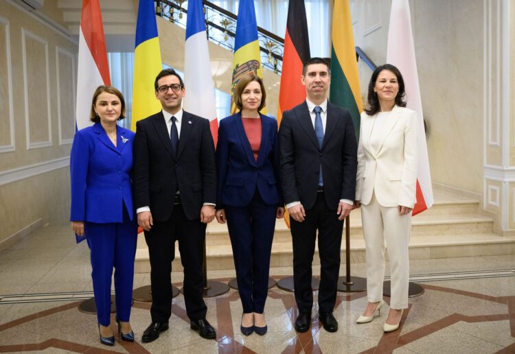 17 September 2024, Moldova, Chisinau: Moldovan President Maia Sandu (C) poses for a picture with (R-L) German Foreign Minister Annalena Baerbock, Moldovan Foreign Minister Mihai Popsoi, French Foreign Minister Stehane Sejourne and Romanian Foreign Minister Luminita Odobescu ahead of the Moldova Support Platform conference at the Moldovan state residence. Photo: Bernd von Jutrczenka/dpa