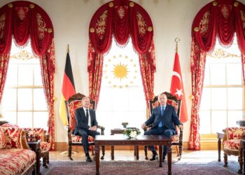 German Chancellor Olaf Scholz and Turkish President Recep Tayyip Erdogan show their faces at the start of their meeting in Istanbul. Photo: Guido Bergmann/Bundesregierung/dpa - ACHTUNG: Nur zur redaktionellen Verwendung im Zusammenhang mit der aktuellen Berichterstattung und nur mit vollständiger Nennung des vorstehenden Credits