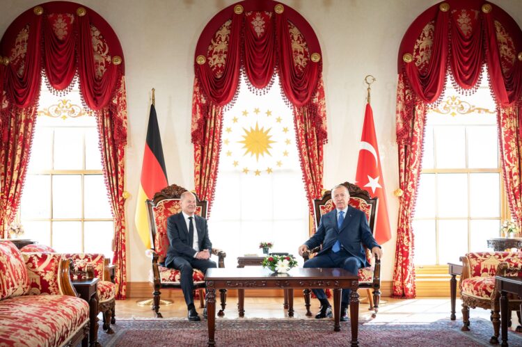 German Chancellor Olaf Scholz and Turkish President Recep Tayyip Erdogan show their faces at the start of their meeting in Istanbul. Photo: Guido Bergmann/Bundesregierung/dpa - ACHTUNG: Nur zur redaktionellen Verwendung im Zusammenhang mit der aktuellen Berichterstattung und nur mit vollständiger Nennung des vorstehenden Credits