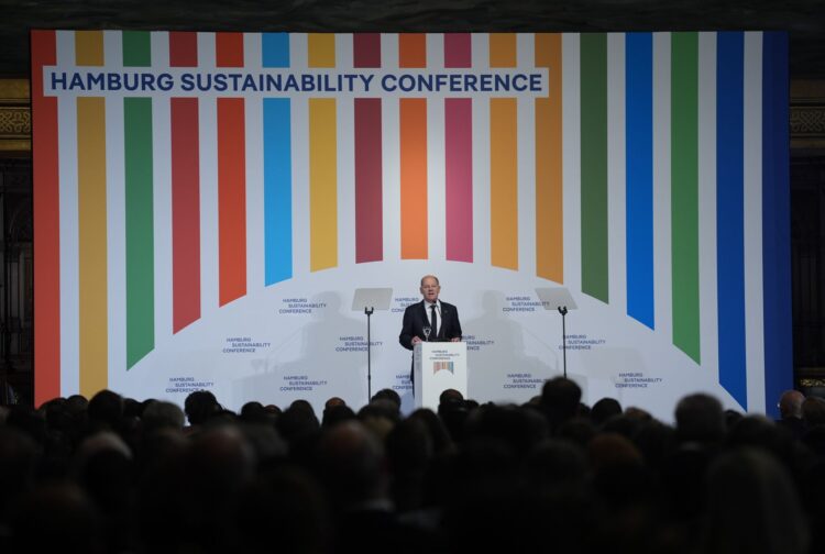 07 October 2024, Hamburg: German Chancellor Olaf Scholz speaks during the opening of the Hamburg Sustainability Conference in the Great Festival Hall at City Hall. Photo: Marcus Brandt/dpa