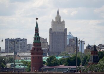 FILED - A guardhouse of the Kremlin (l) and the Foreign Ministry (M, background) stand in the center of the capital. Photo: Ulf Mauder/dpa