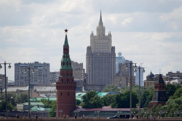 FILED - A guardhouse of the Kremlin (l) and the Foreign Ministry (M, background) stand in the center of the capital. Photo: Ulf Mauder/dpa