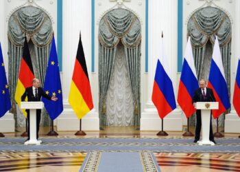 FILED - 15 February 2022, Russia, Moscow: Russian President Vladimir Putin (R) and German Chancellor Olaf Scholz speak during a press conference after their meeting at the Kremlin. Photo: Kay Nietfeld/dpa