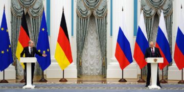 FILED - 15 February 2022, Russia, Moscow: Russian President Vladimir Putin (R) and German Chancellor Olaf Scholz speak during a press conference after their meeting at the Kremlin. Photo: Kay Nietfeld/dpa