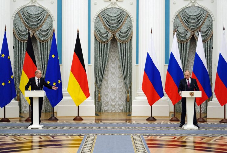 FILED - 15 February 2022, Russia, Moscow: Russian President Vladimir Putin (R) and German Chancellor Olaf Scholz speak during a press conference after their meeting at the Kremlin. Photo: Kay Nietfeld/dpa