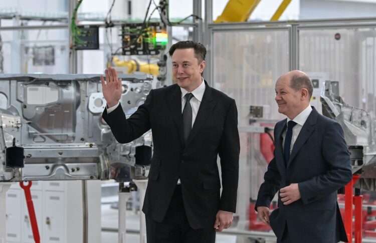 FILED - German Chancellor Olaf Scholz (r) met Tesla boss Elon Musk in person at the opening of the Tesla car factory in Grünheide in eastern Germany in 2022. Photo: Patrick Pleul/dpa-Zentralbild/dpa