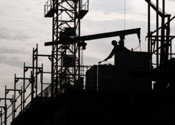 FILED - A construction worker is working on a building site. Photo: Monika Skolimowska/dpa